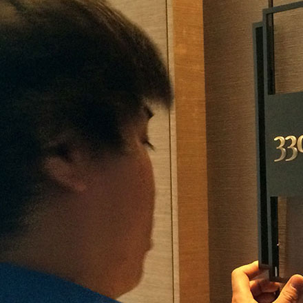 防火玻璃標(biāo)識(shí)設(shè)計(jì):安全隔離,防火玻璃標(biāo)識(shí)設(shè)計(jì)助您了解應(yīng)急通道